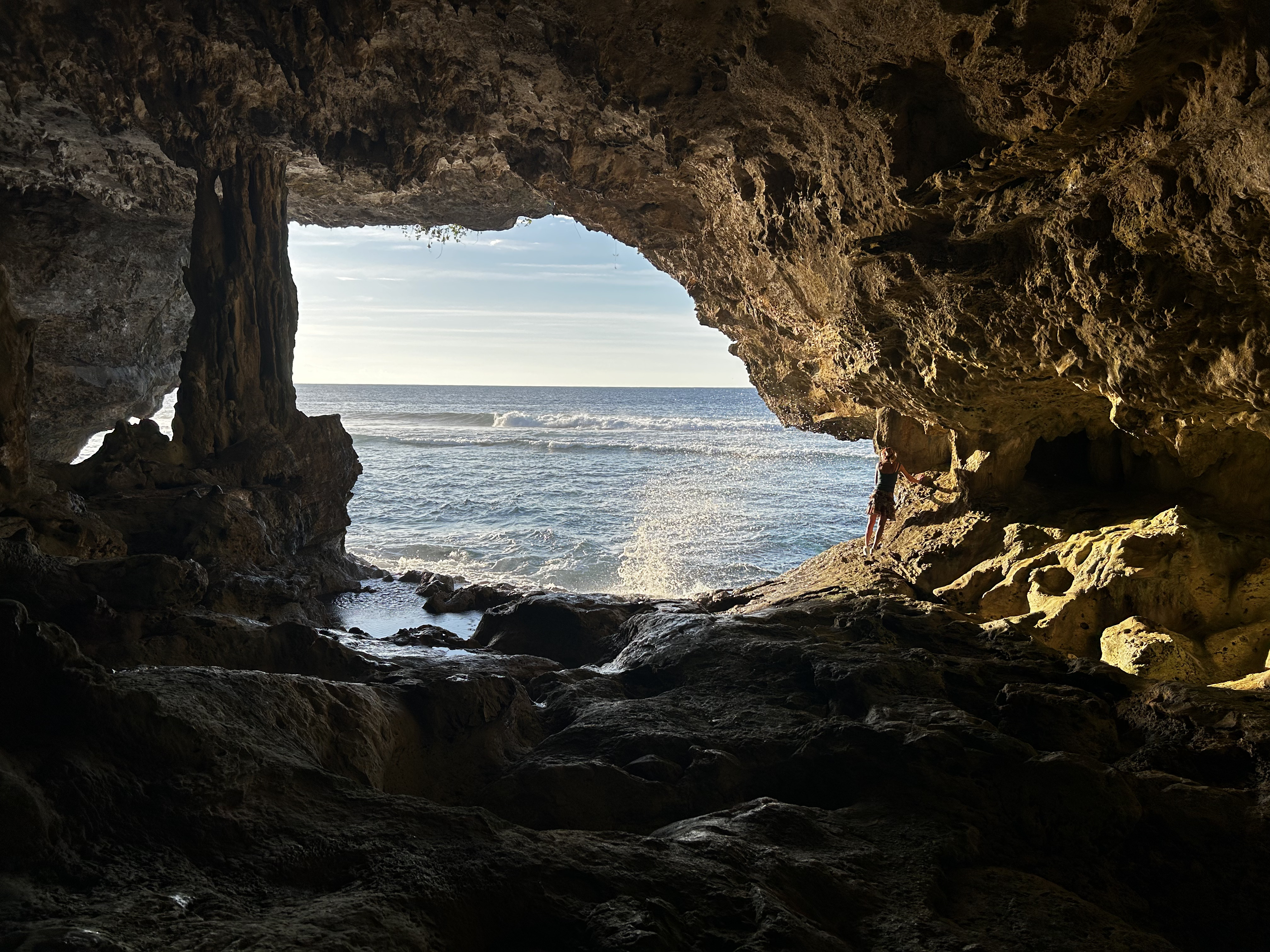 Blick durch eine Kasthöhle auf den Pazifik