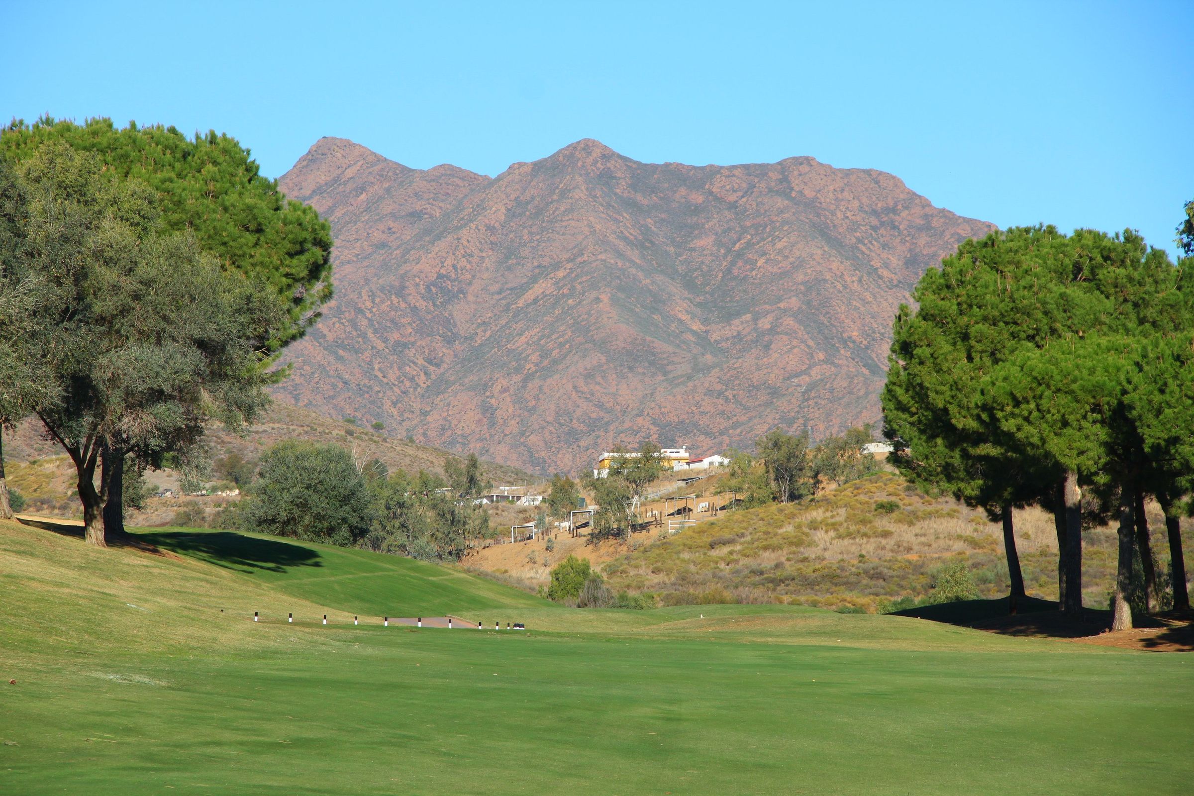 La Cala: Dogleg im Schutz der Berge