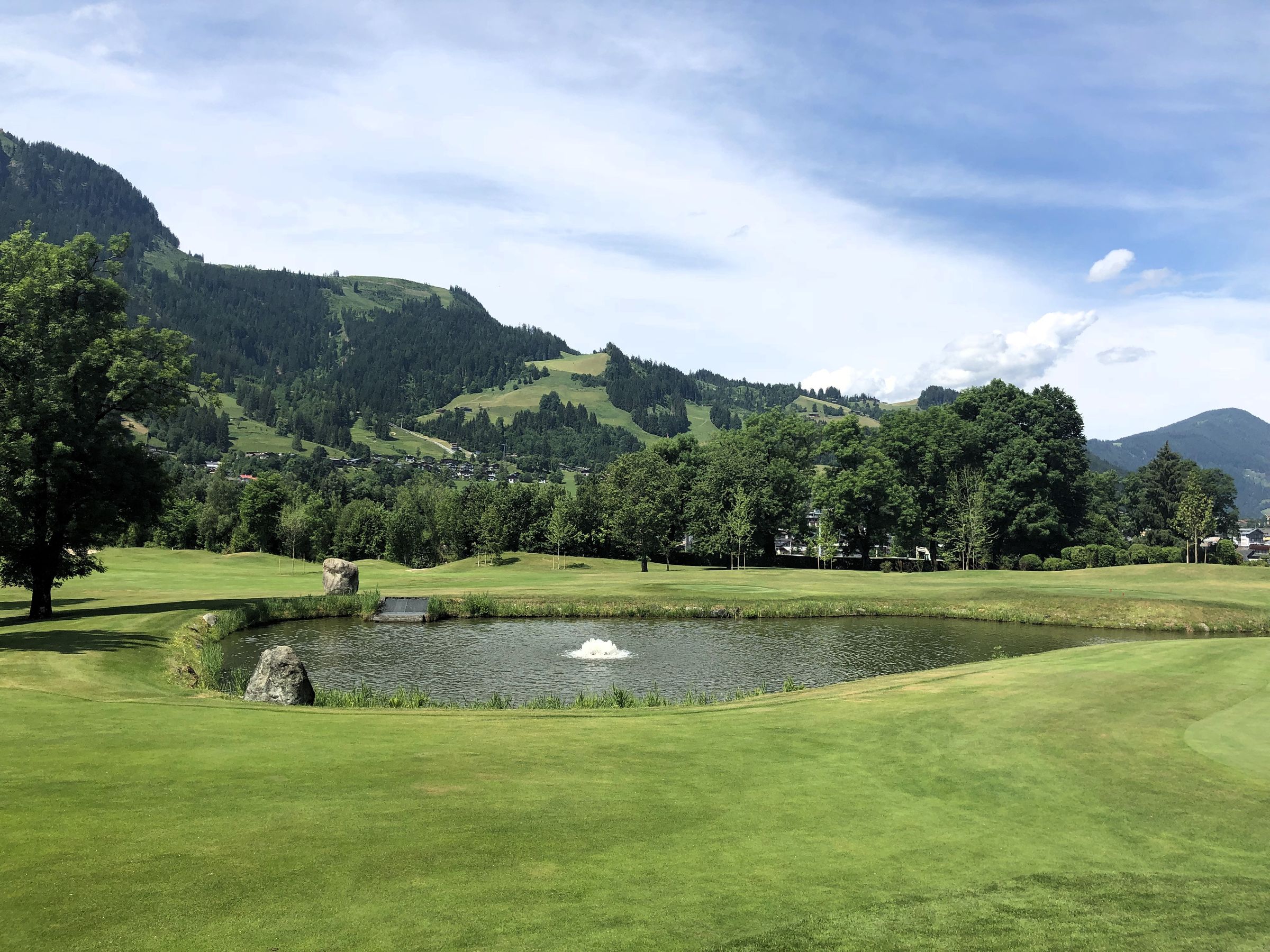 GC Kitzbühel: Seenlandschaft vor Bergpanorama