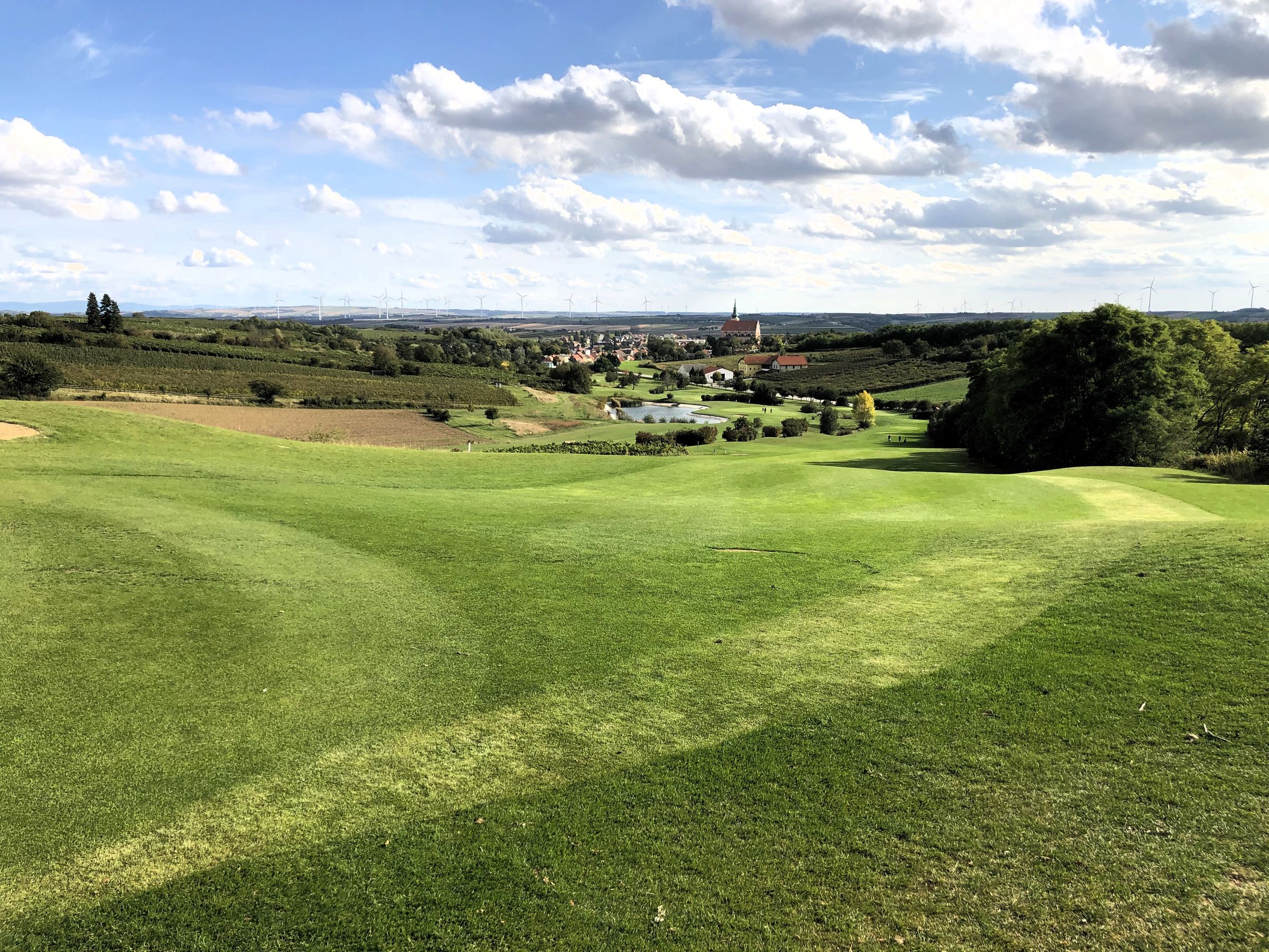 Über die Bahn 18 segelt der Ball hinab ins Tal