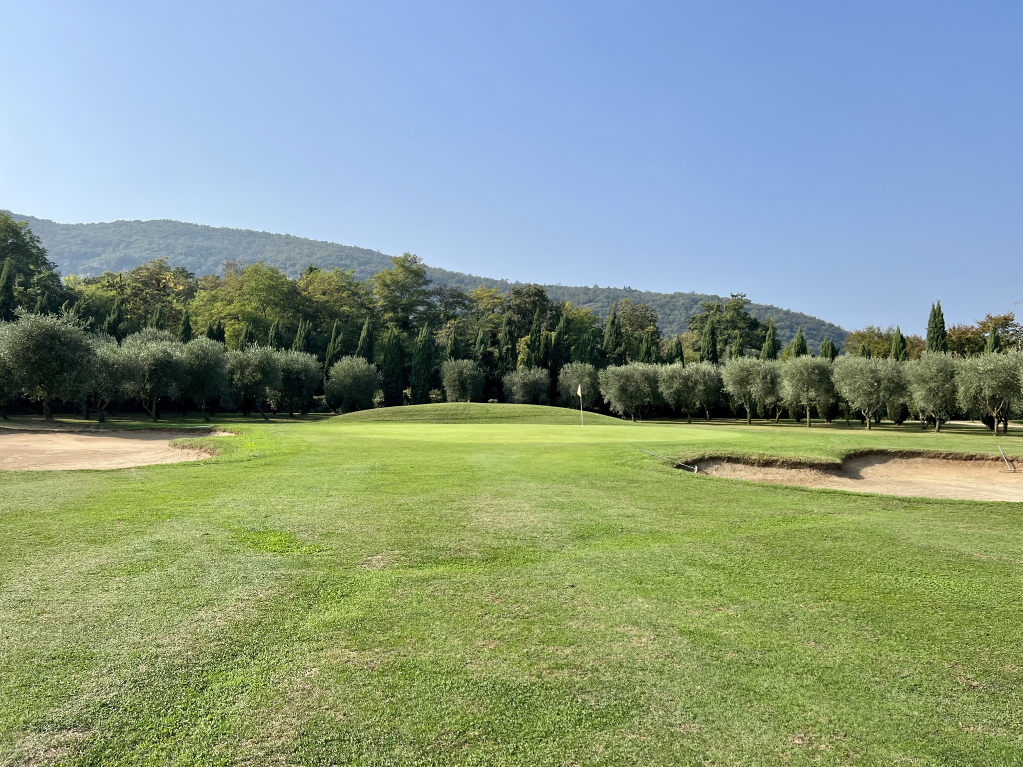 Enge Bahnen vor landestypischer Kulisse
