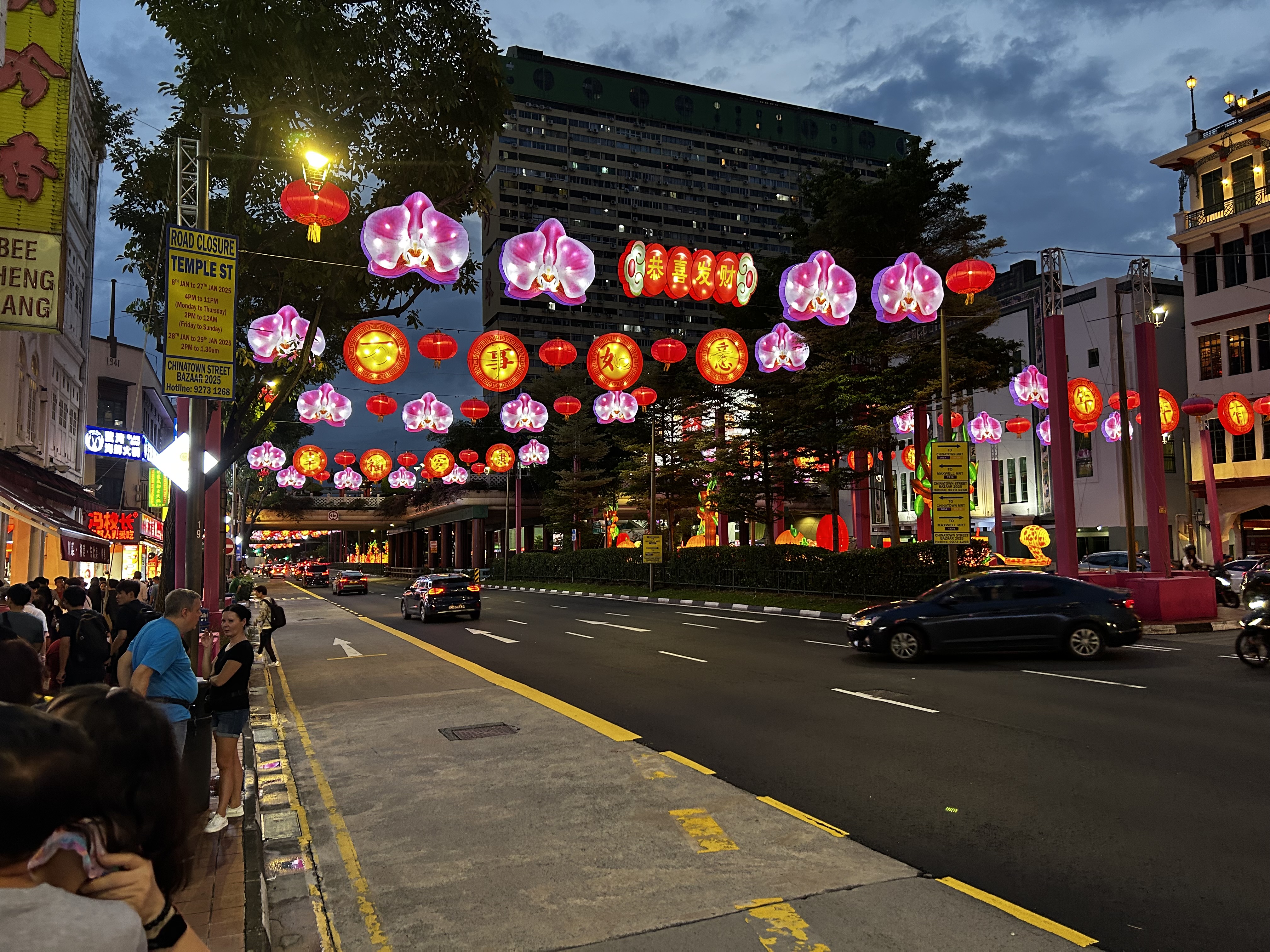 Farbenfroh und quirlig geht es in den Straßen Singapurs zu