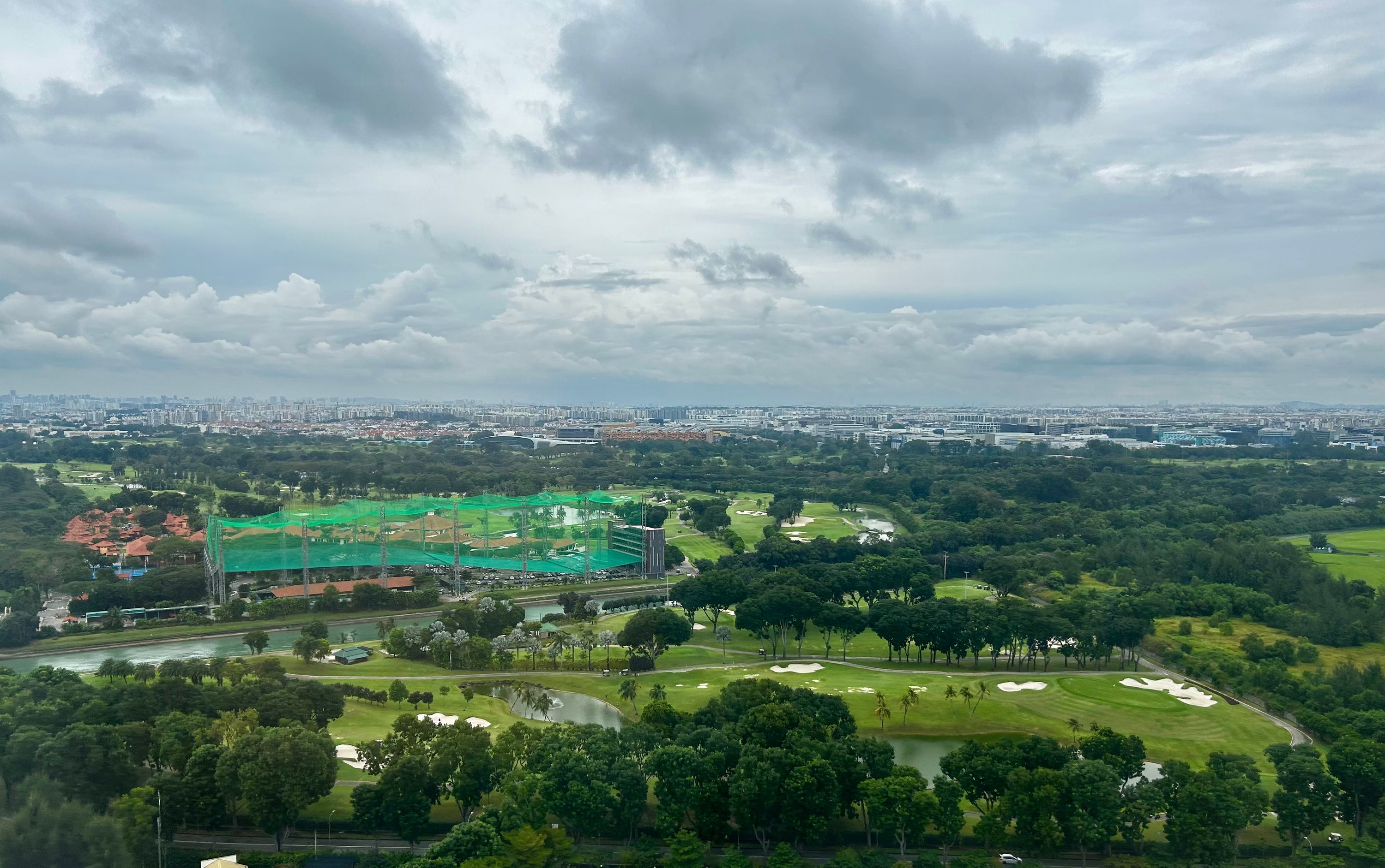 Beim Landeanflug ein erster Blick auf den Platz (Foto: Radler)