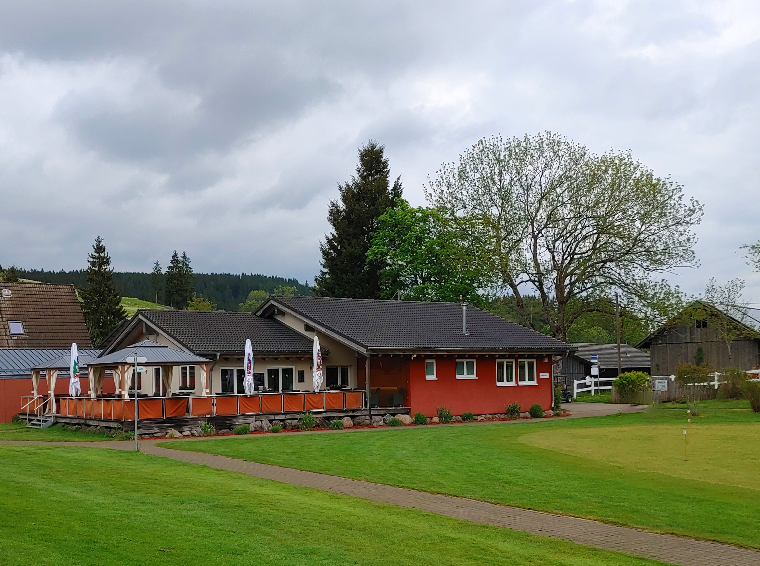 Start, Loch 9, 18, 19 – im Mittelpunkt das gemütliche Clubhaus