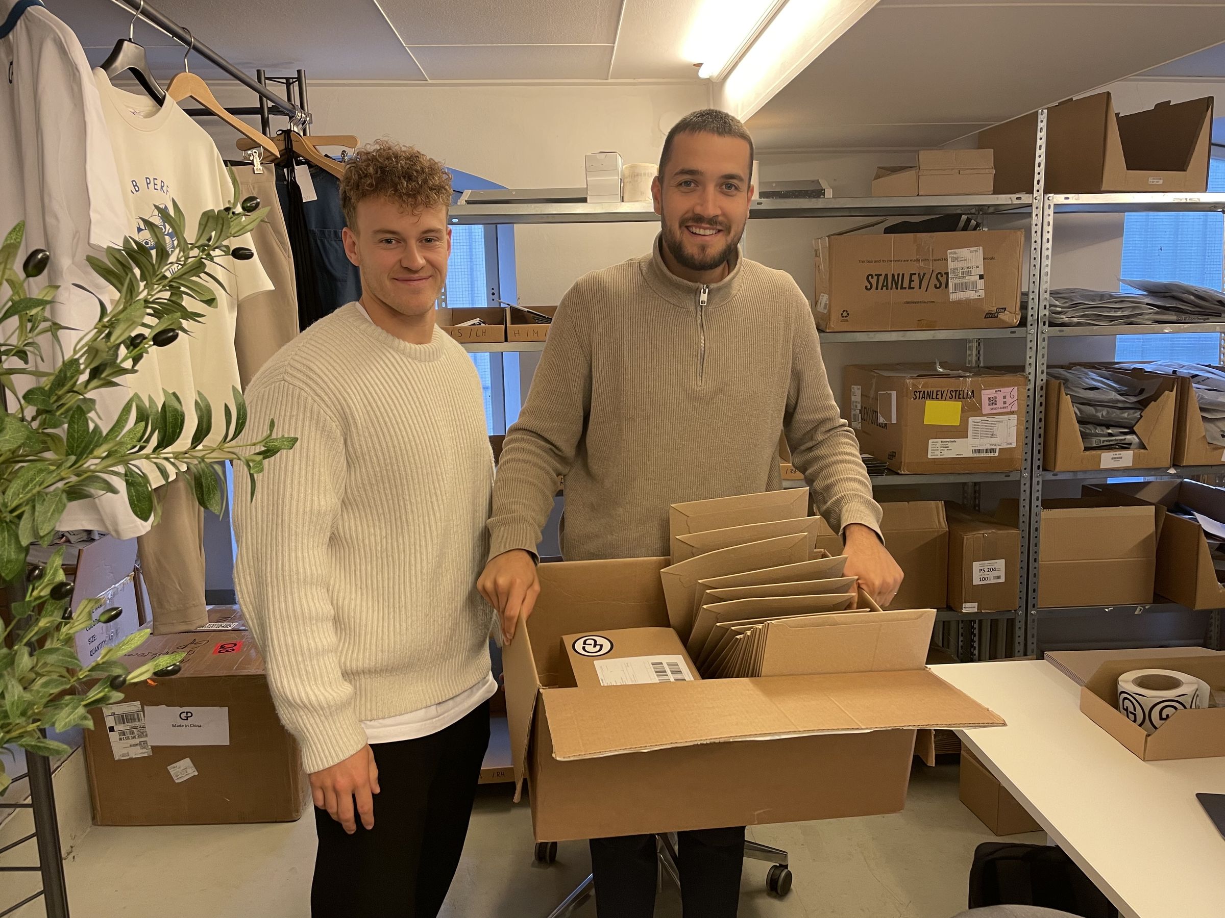 Auch operativ im Einsatz: Leon Reeh (li) und Finn-Lasse Ernst, die Grab-Perfect-Geschäftsführer, in ihrem Lager