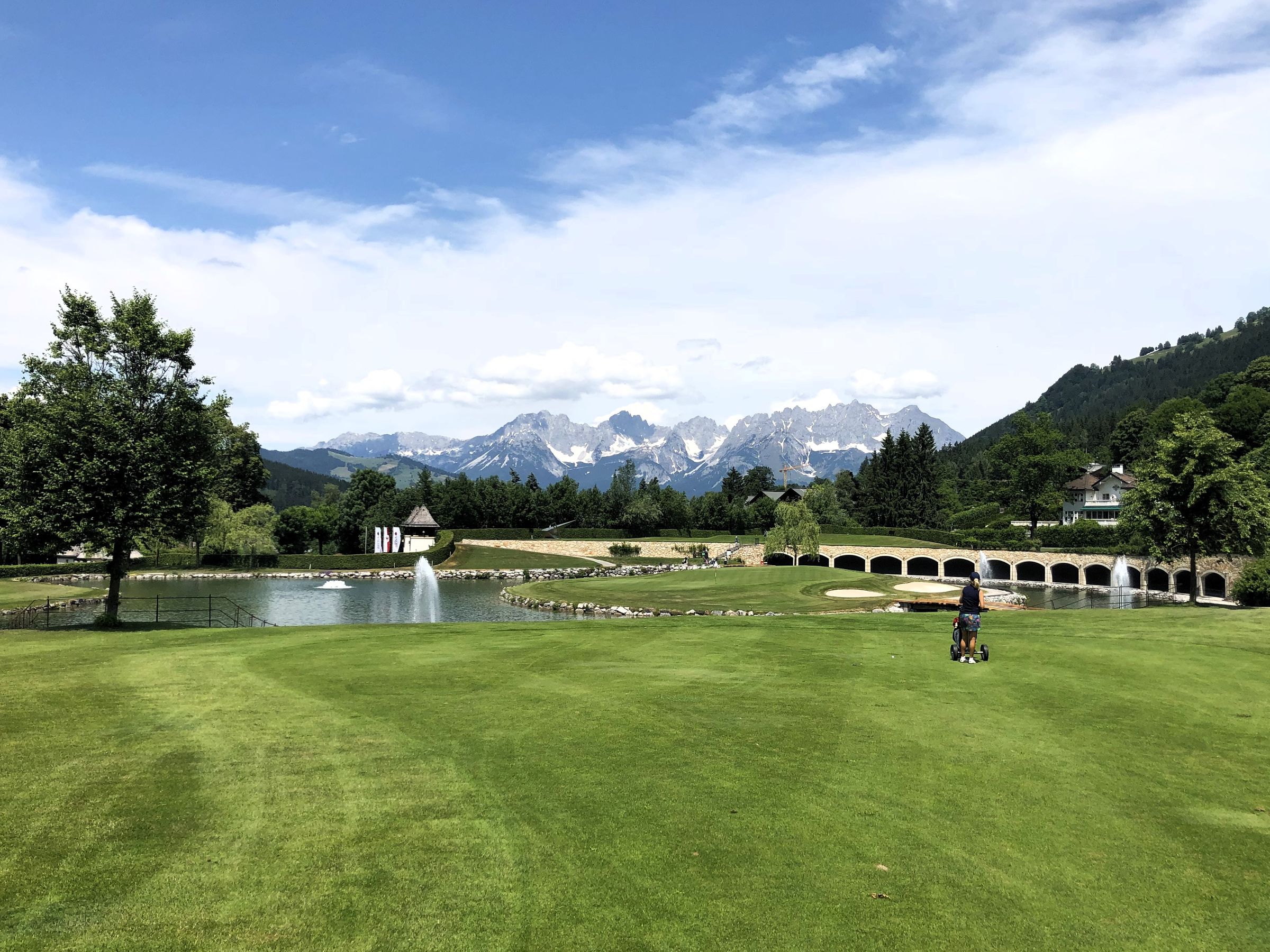 Inselgrün vor Bergkulisse