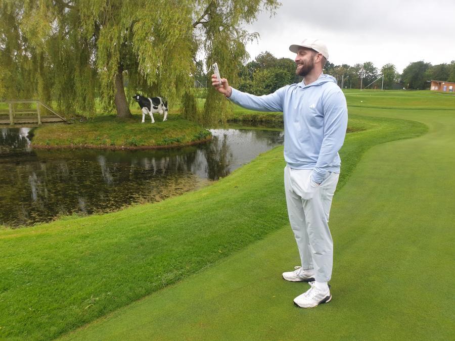 Handy statt Handball – der Golf-Influencer in Aktion
