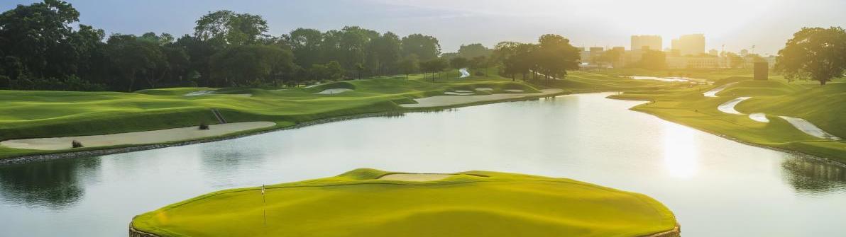 Inselgrün der Bahn 17 des Laguna National Golf Resorts in Singapur