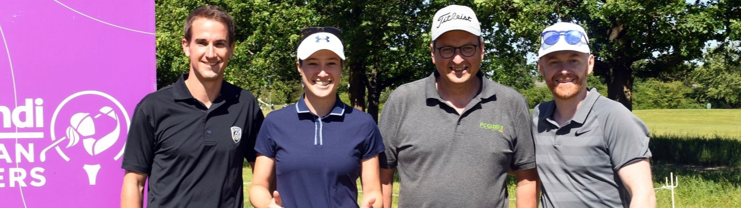 Gruppenbild mit Dame: (v.l.) Arne Bensiek, Laura Fünfstück, Axel Heck, Bars Birdie 
